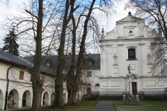 Sanktuarium w Miedniewicach z krużgankami dla pielgrzymów